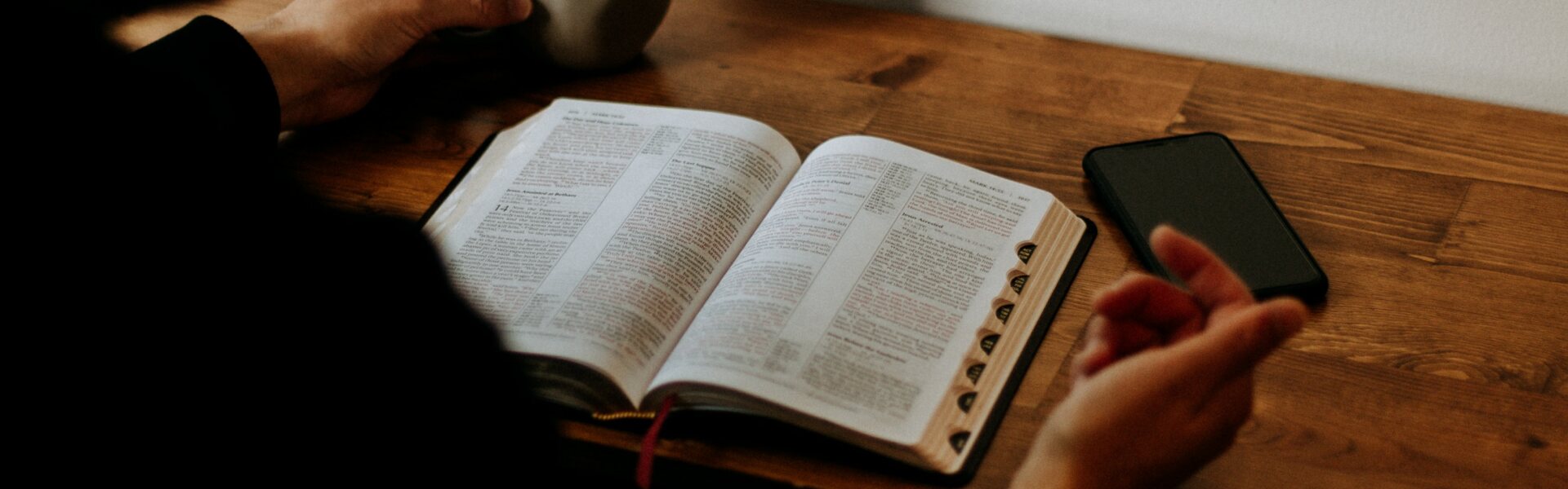 Man liest alleine in der Bibel